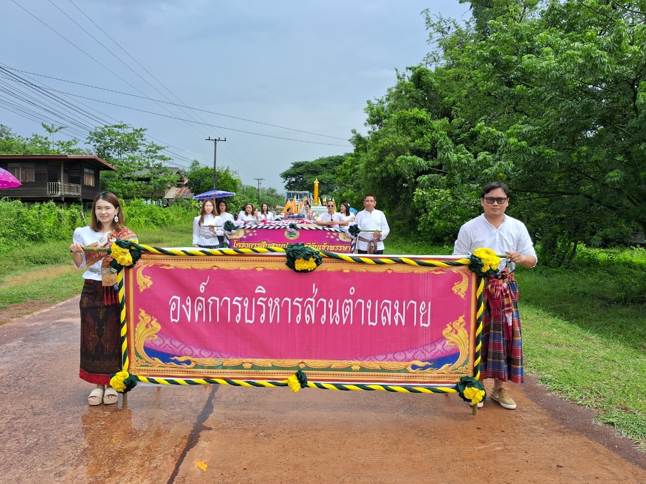 นายสมเด็จ ขาวนาเข นายกองค์การบริหารส่วนตำบลมาย พร้อมคณะ เข้าร่วมโครงการสืบสารประเพณีวันเข้าพรรษา  ประจำปีงบประมาณ 2566 ณ วัดอัมพวัน  บ้านนาจาน  หมู่ที่ 2  ตำบลมาย  อำเภอบ้านม่วง  จังหวัดสกลนคร