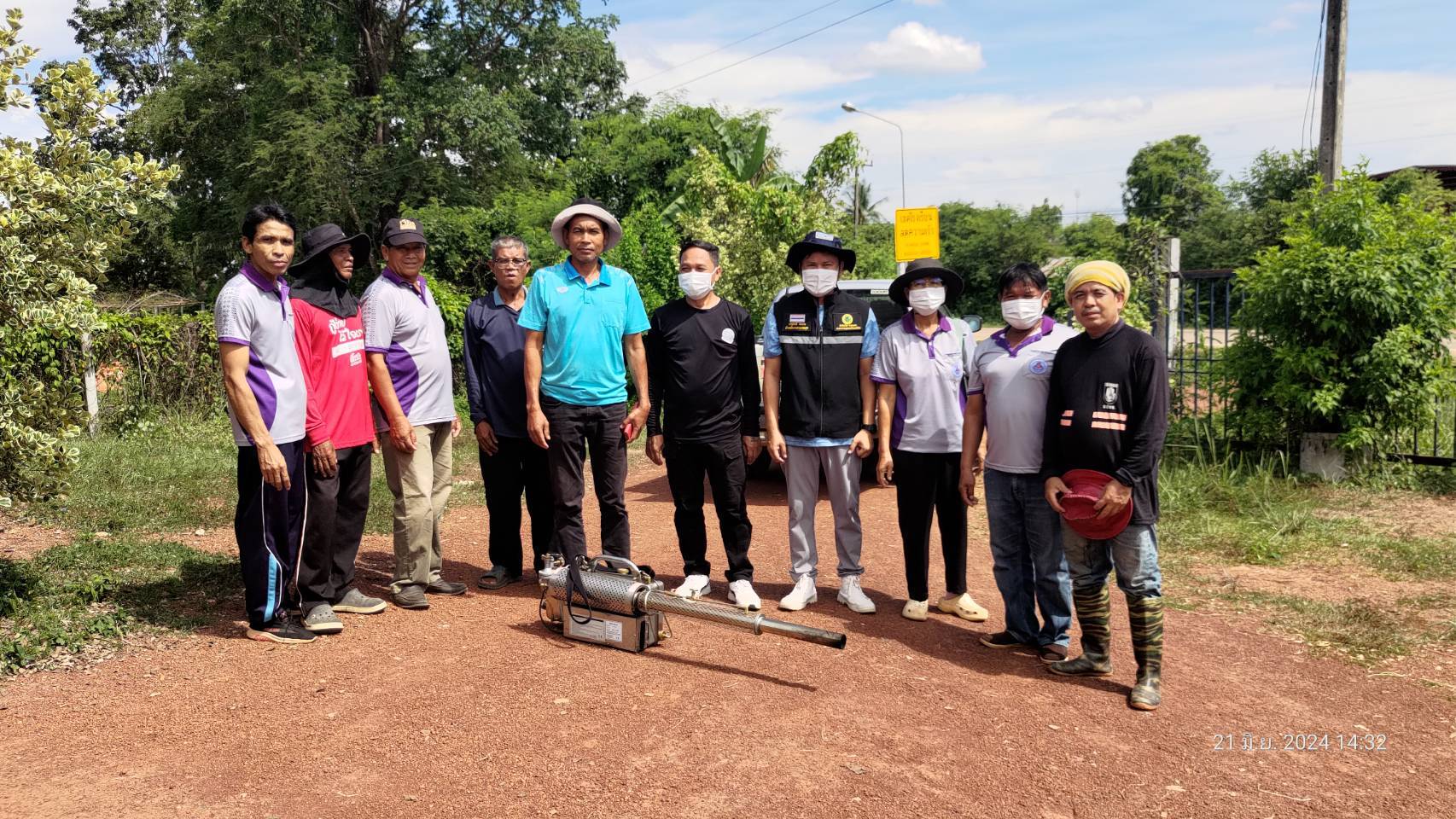 ภาพกิจกรรมการดำเนินงานควบคุมโรคไข้เลือดออกในพื้นที่  บ้านโพธิ์ทองหมู่ที่ 3 และบ้านสมานสามัคคี หมู่ที่ 7 ตำบลมาย อำเภอบ้านม่วง จังหวัดสกลนคร