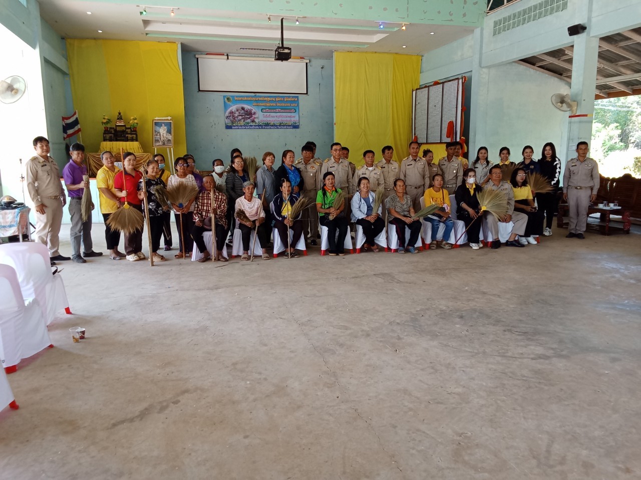ภาพกิจกรรมโครงการส่งเสริมคุณภาพชีวิตผู้สูงอายุ ผู้พิการ ผู้ด้อยโอกาศ และครอบครัวผู้ยากจน กิจกรรมฝึกอบรมส่งเสริมการประกอบอาชีพ