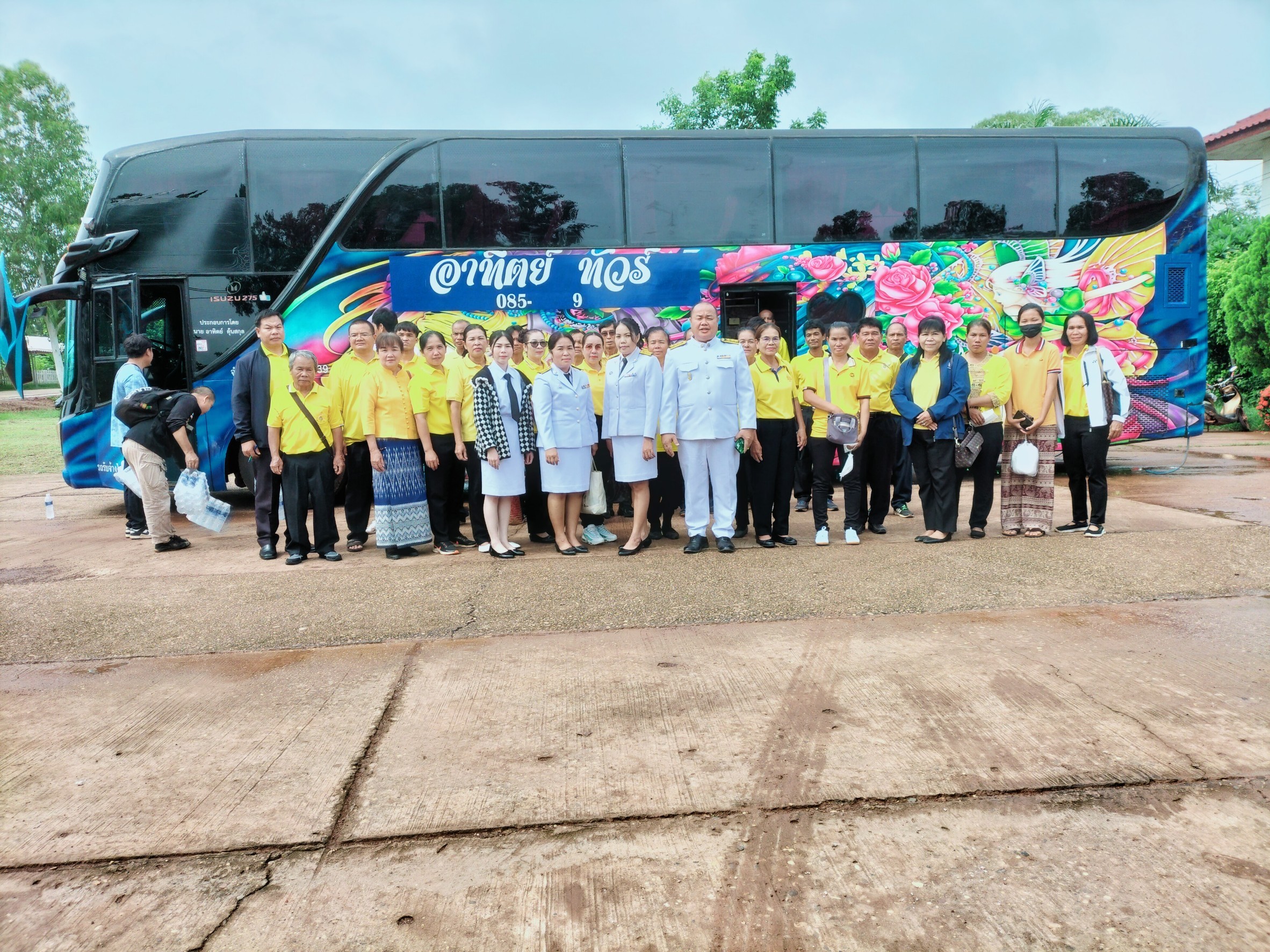 ภาพกิจกรรมพิธีพลีกรรมตักน้ำจากแหล่งน้ำศักดิ์สิทธิ์  พิธีเสกน้ำพระพุทธมนต์ศักดิ์สิทธิ์และพิธีเวียนเทียนสมโภชน้ำพระพุทธมนต์ศักดิ์สิทธิ์  งานเฉลิมพระเกียรติพระบาทสมเด็จพระเจ้าอยู่หัว  เนื่องในโอกาสมหามงคลเฉลิมพระชนมพรรษา  6  รอบ