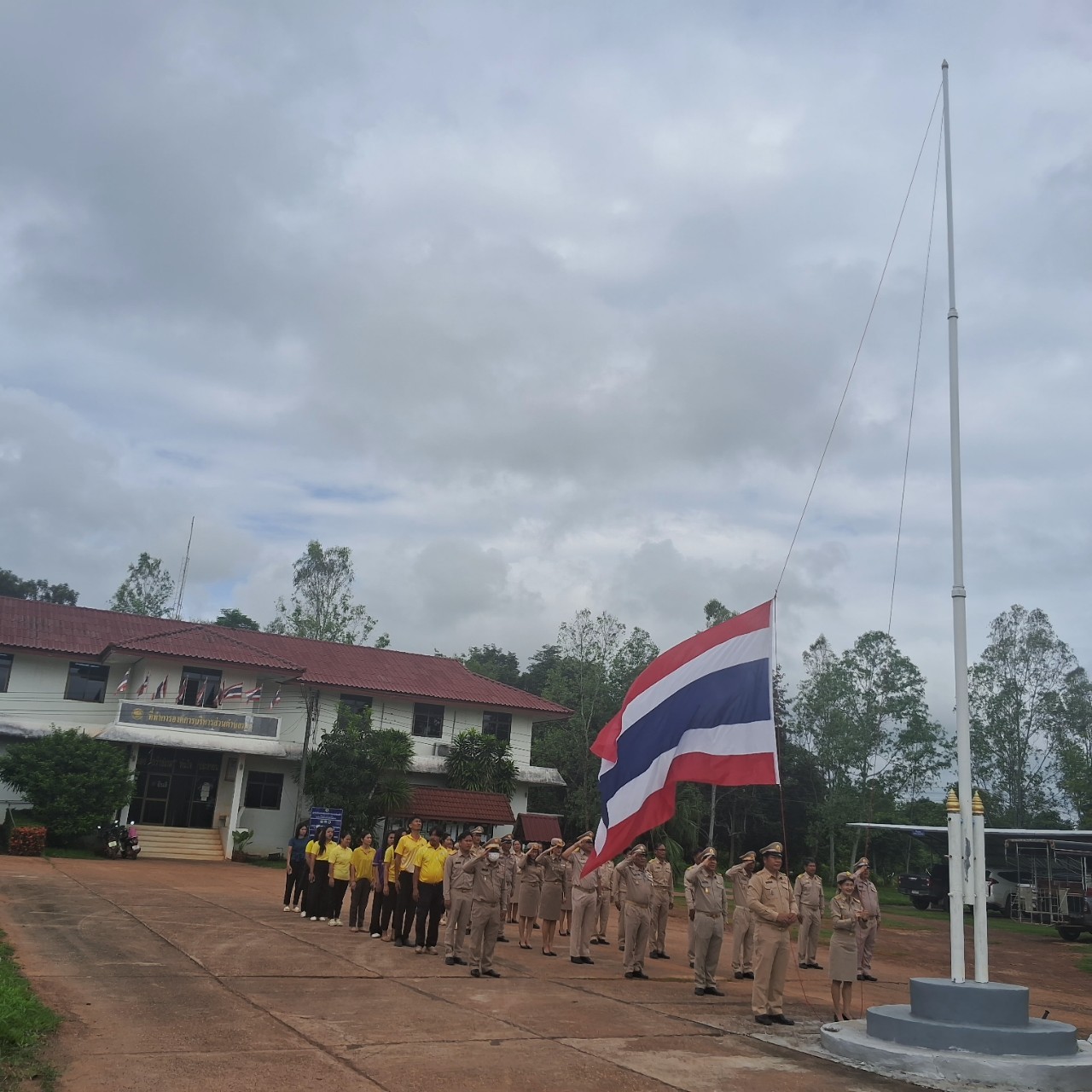 ภาพกิจกรรมเคารพธงชาติและร้องเพลงชาติไทย ในวันอังคาร ที่ 1 เดือนตุลาคม พ.ศ. 2567