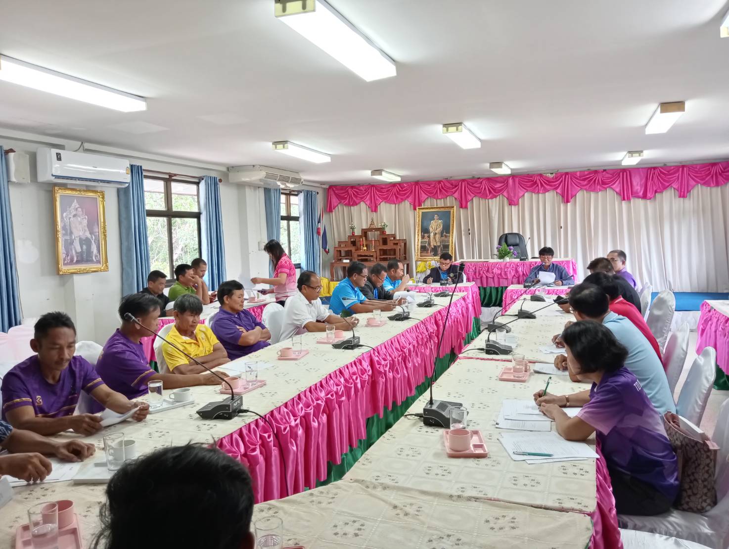 ภาพการประชุมพิจารณากำหนดประเภทกีฬาและวันจัดการแข่งขันกีฬา และคณะกรรมการบริหารกีฬาหมู่บ้าน คัดเลือกอุปกรณ์กีฬา
