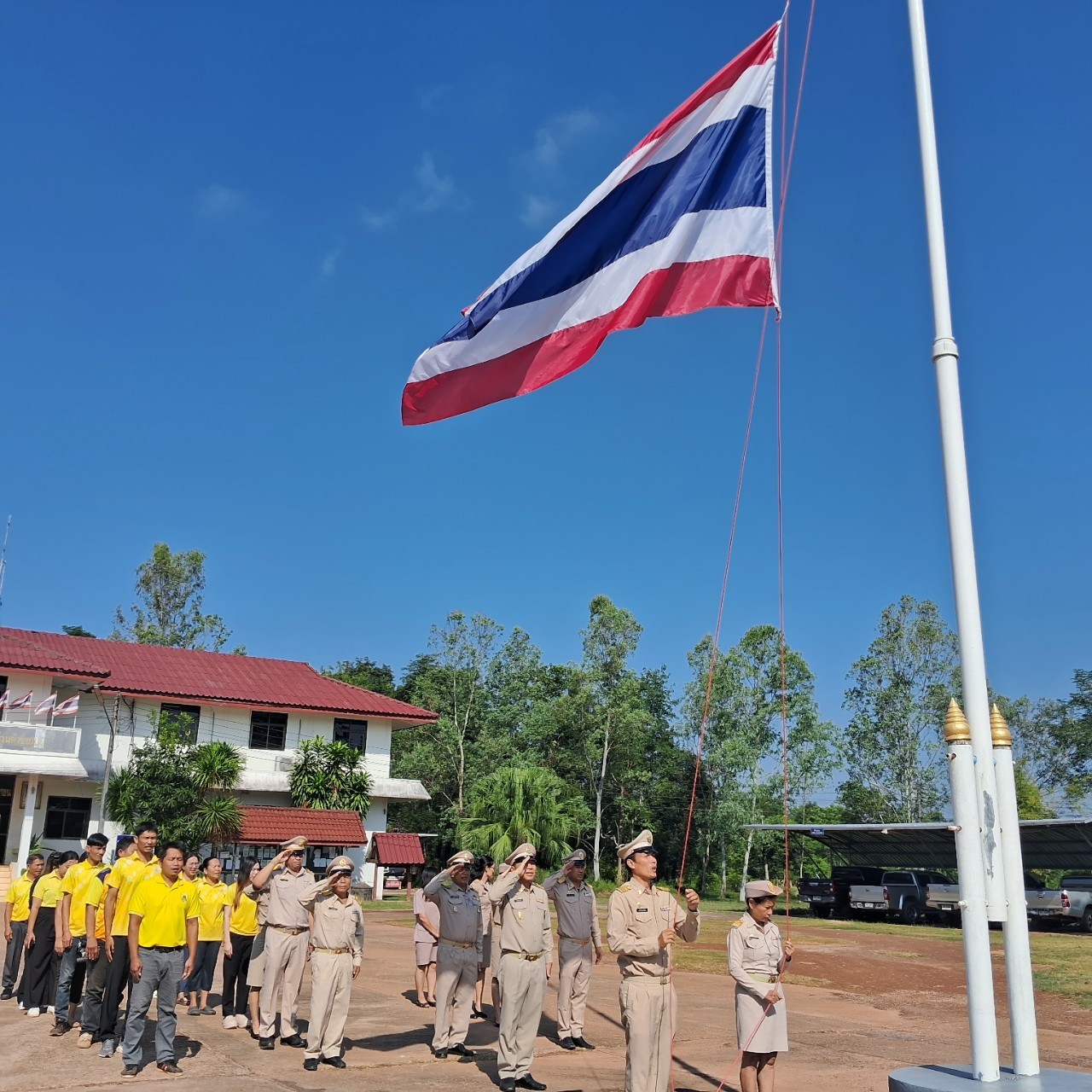 ภาพกิจกรรมเคารพธงชาติและร้องเพลงชาติไทย ในวันอังคาร ที่ 15 เดือนตุลาคม พ.ศ. 2567