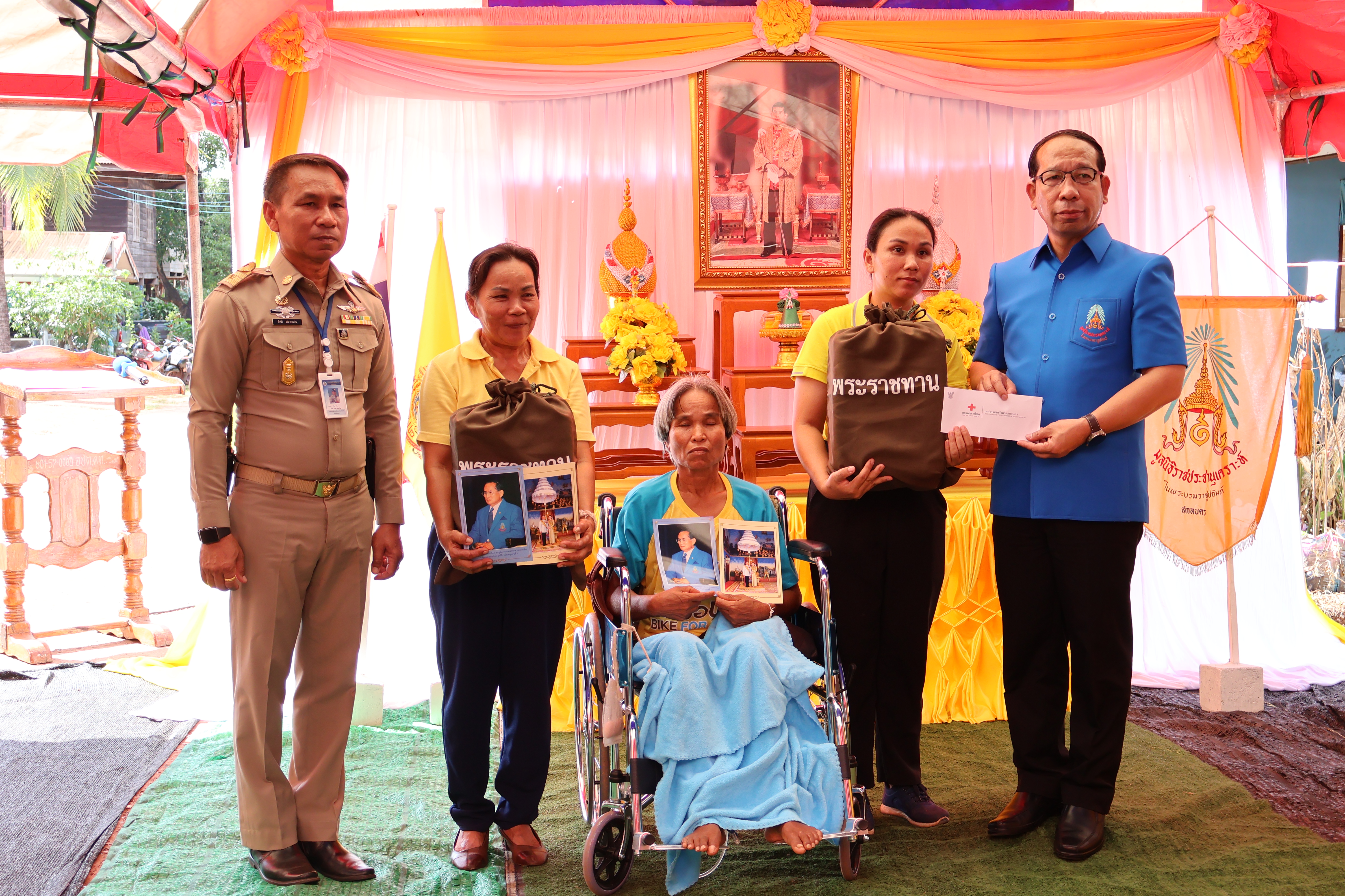 ภาพคณะผู้บริหาร อบต. มาย ร่วมต้อนรับผู้ว่าราชการจังหวัดสกลนครประมูลนิธิราชประชานุเคราะห์ ฯ