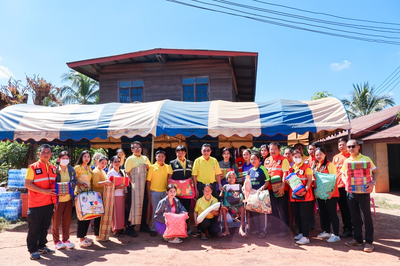 ภาพมอบเงินช่วยเหลือผู้ประสบภัย ไฟไหม้บ้านเสียหาย  (อัคคีภัย) ราย นางสาวปวีณา  ใจธรรม