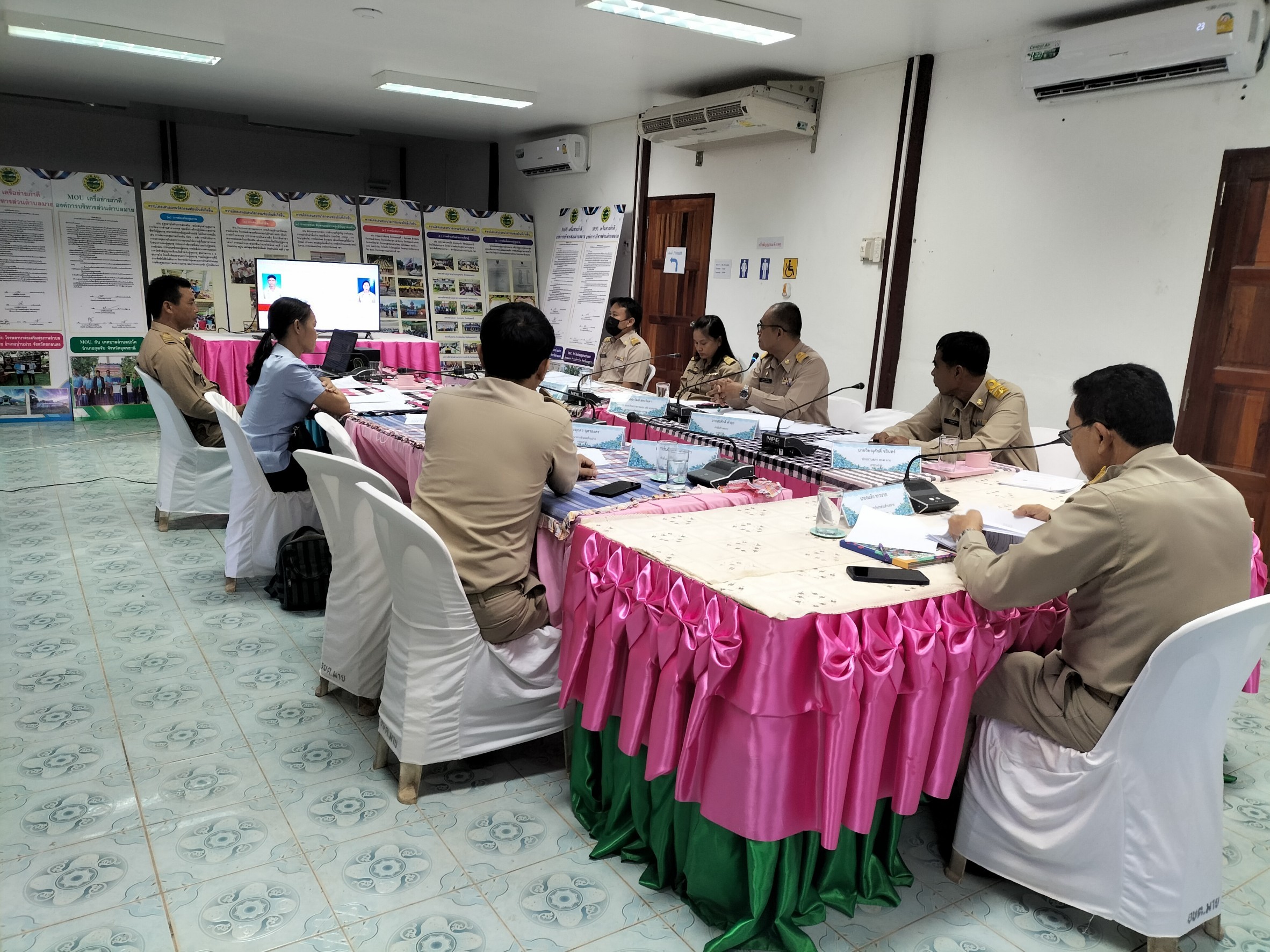 ภาพการประชุมคณะกรรมการช่วยเหลือประชาชนขององค์การบริหารส่วนตำบลมายทุกท่าน ประชุมเพื่อพิจารณาเรื่องทุนการศึกษาให้กับเด็กที่เรียนดี แต่ยากจน  ปีงบประมาณ 2567