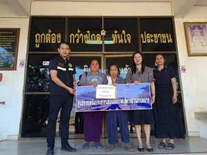 ภาพศูนย์ช่วยเหลือประชาชนองค์การบริหารส่วนตำบลมาย  มอบเงินช่วยเหลือผู้ประสบอัคคีภัย (ไฟไหม้บ้าน) รายนางวิชิตา สุคำภา บ้านโนนสว่าง หมู่ที่ 9 ตำบลมาย